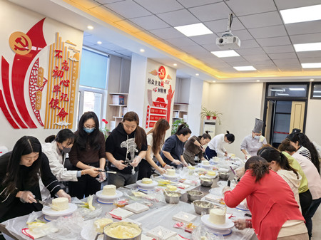 人保寿险呼伦贝尔市分公司组织开展“魅力女性，精彩绽放”三八节活动2.jpg
