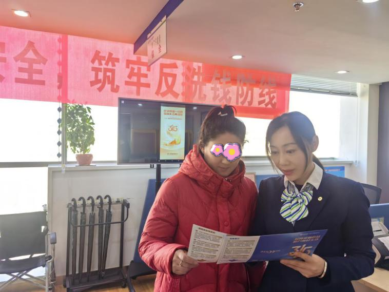 孙女士与工作人员_副本.png