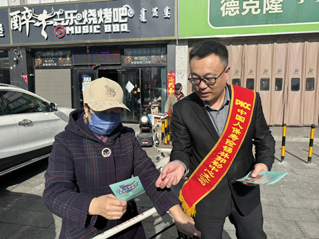 人保寿险锡林郭勒中心支公司开展金融知识“五进入”宣传活动2.jpg