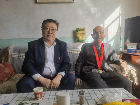 孙焕庆与老党员合影.jpg