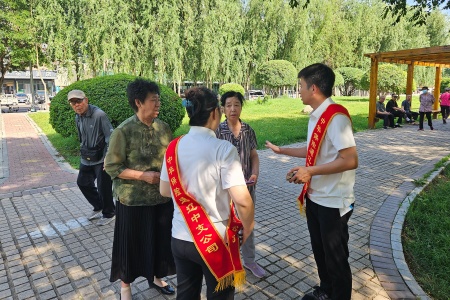 1.保险公司工作人员面向群众开展保险宣传与金融反诈互动问答_副本.jpg