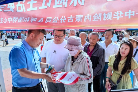2.保险公司组织参加户外宣传活动并向群众发放金融知识折页_副本.jpg