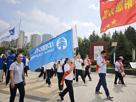 行走的宣传“大喇叭们”.jpg