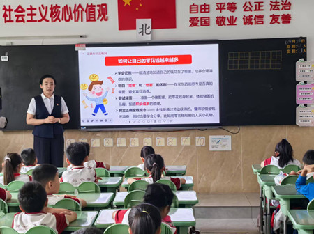 筑牢安全防线 护航青春成长——太平人寿包头中心支公司开展金融与安全知识进校园宣传活动 (4).jpg