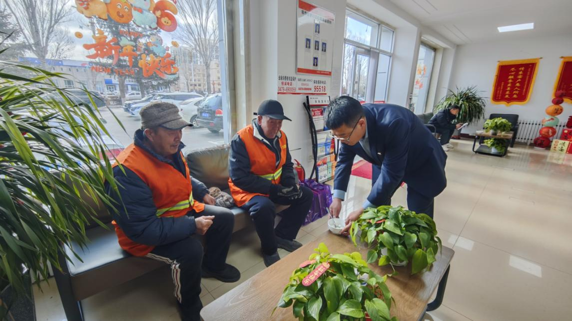人保财险锡林郭勒盟分公司：元宵佳节送温暖 情系户外劳动者
