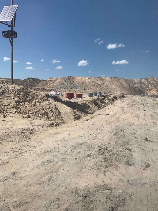 高西沟煤矿违规修建的地下柴油储油库,露在地表的铁筒是加油口,知情者