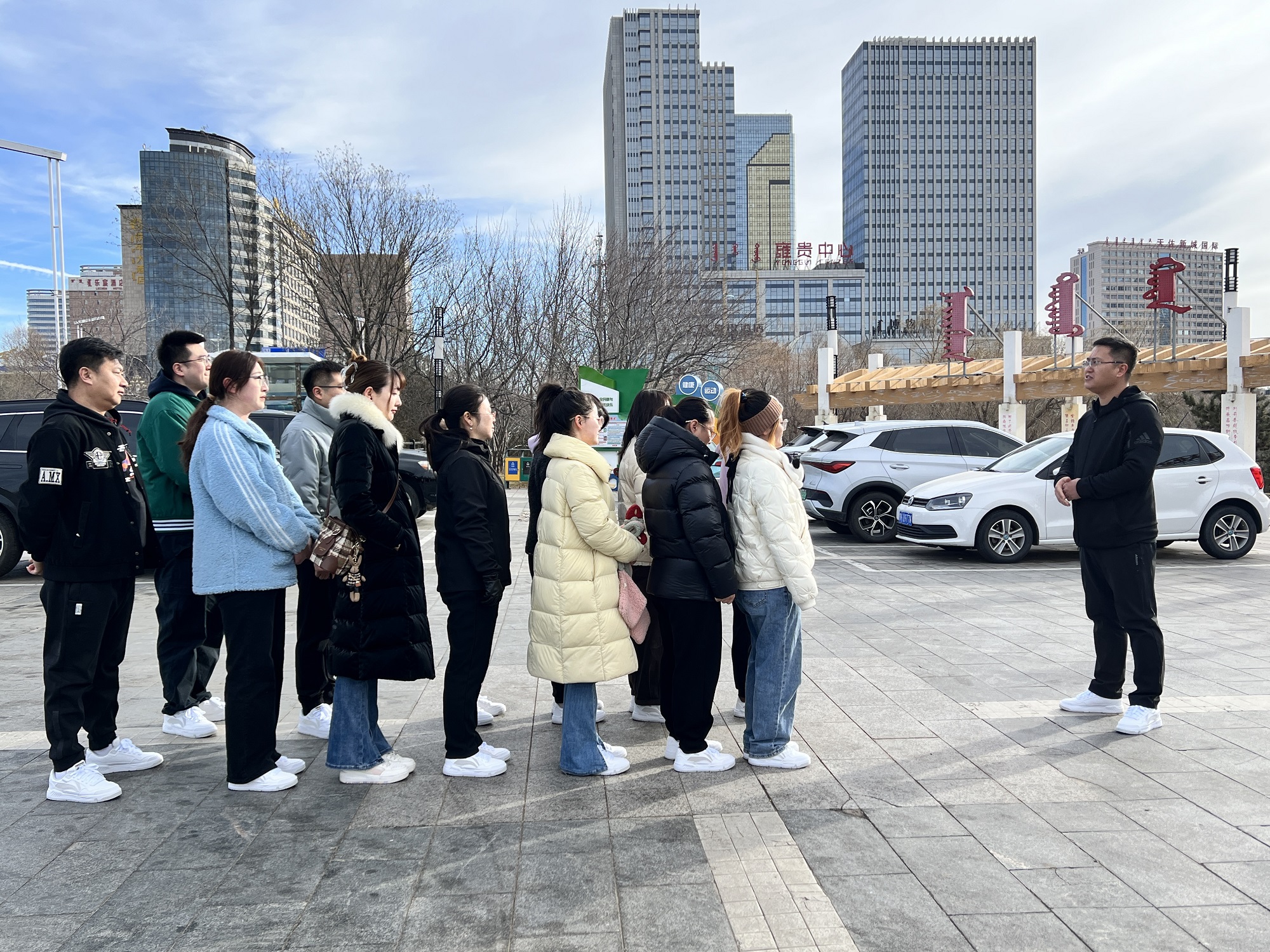 1735022600182717.jpg “凝心聚力 暖城健行”人保寿险鄂尔多斯中心支公司开展2024年冬季健步走活动2.jpg