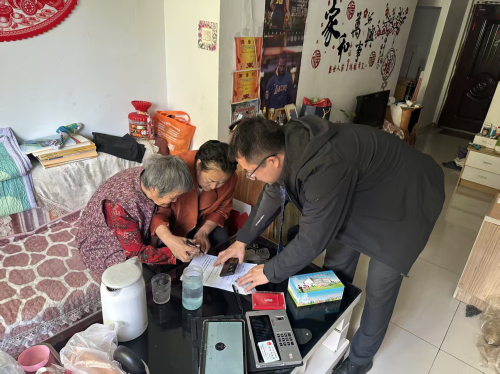 贴心服务暖人心 农行为高龄老人解难题第1张