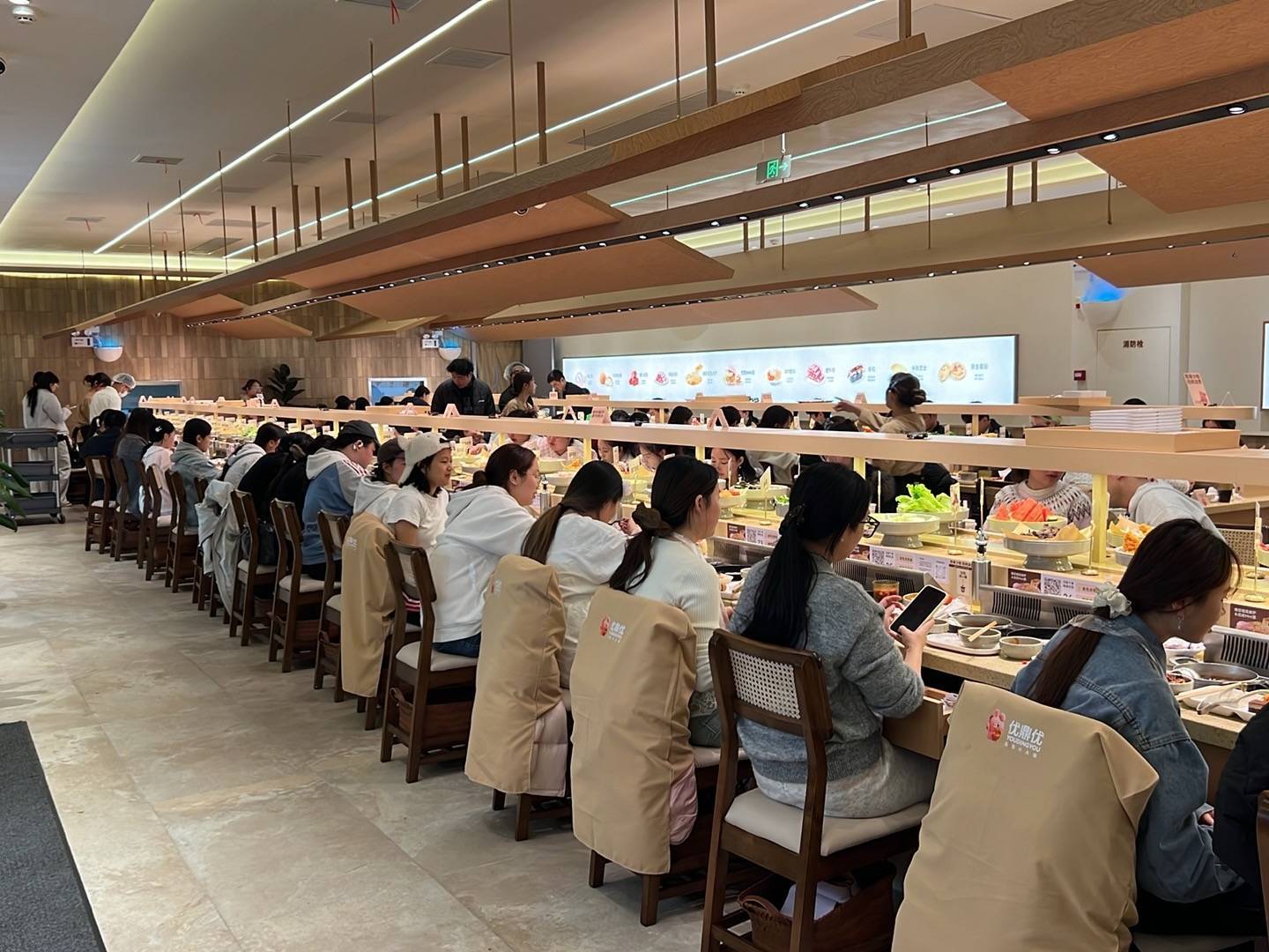 日排队2000桌，火锅+模式成宠儿，海底捞旗下举高高原班人马再复制神话！