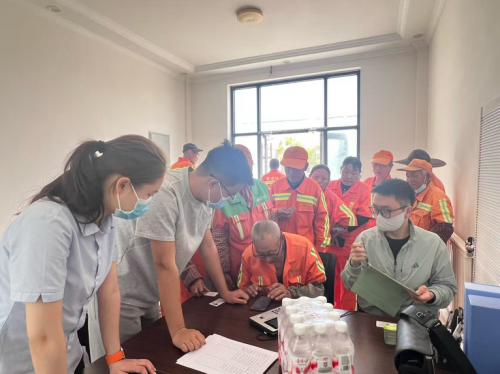 金融服务进一线 暖心关怀环卫人第1张-西部新闻网 金融服务进一线 暖心关怀环卫人第1张
