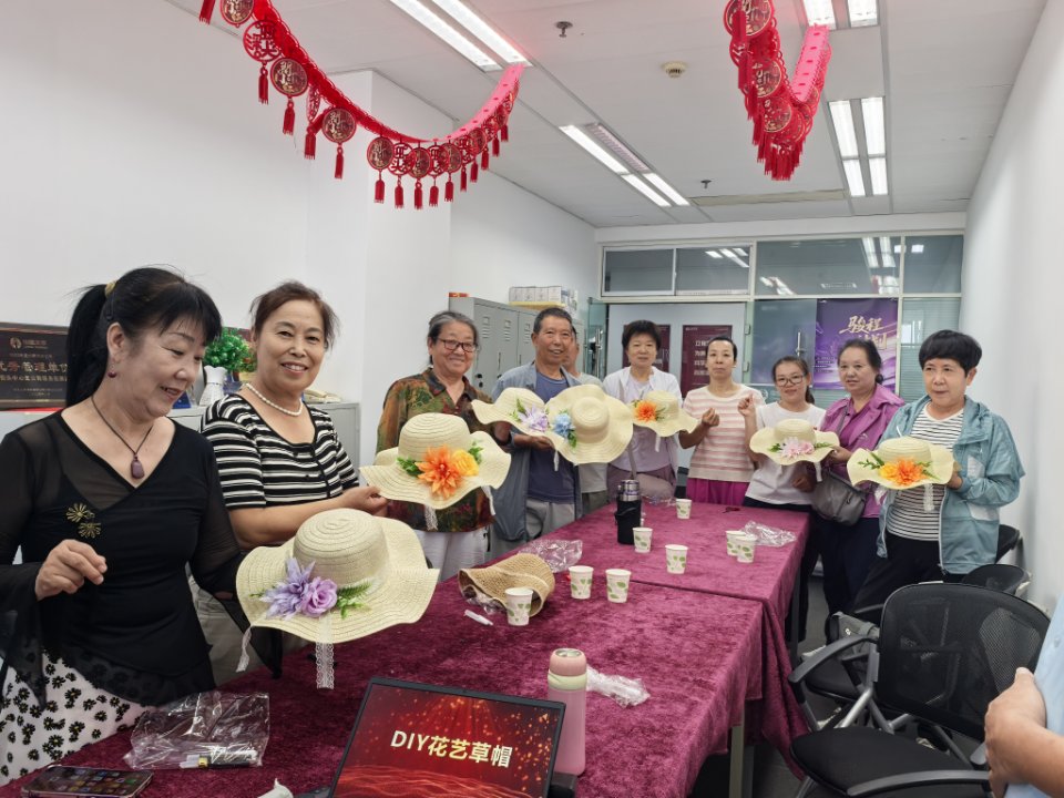 “帽”美如花 暖心相伴——太平人寿包头中心支公司开展花艺草帽DIY客户服务活动  (3).jpg